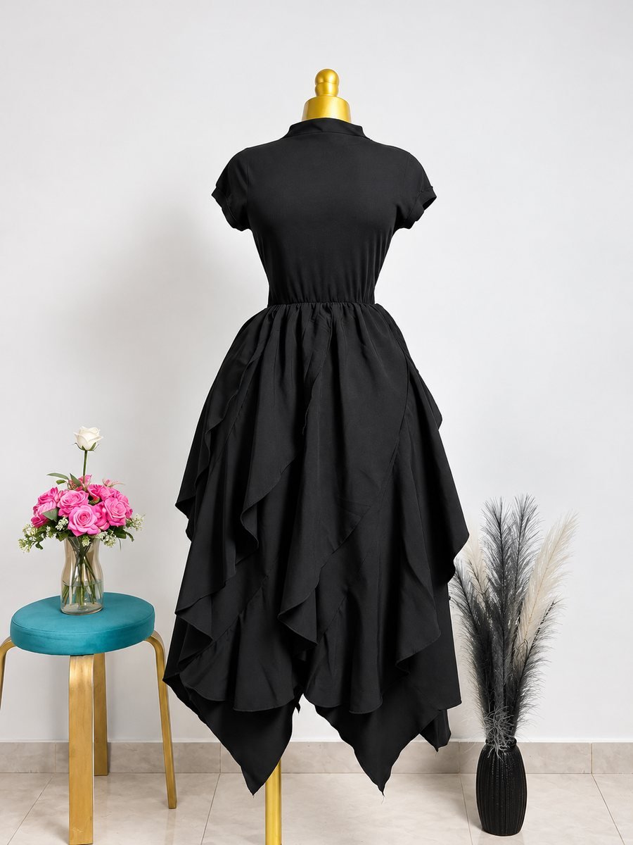 Robe noire à ourlet mouchoir