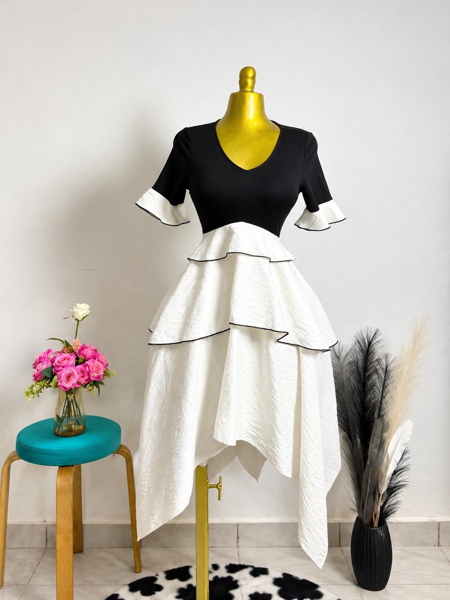 Ensemble top noir et jupe blanche à volants
