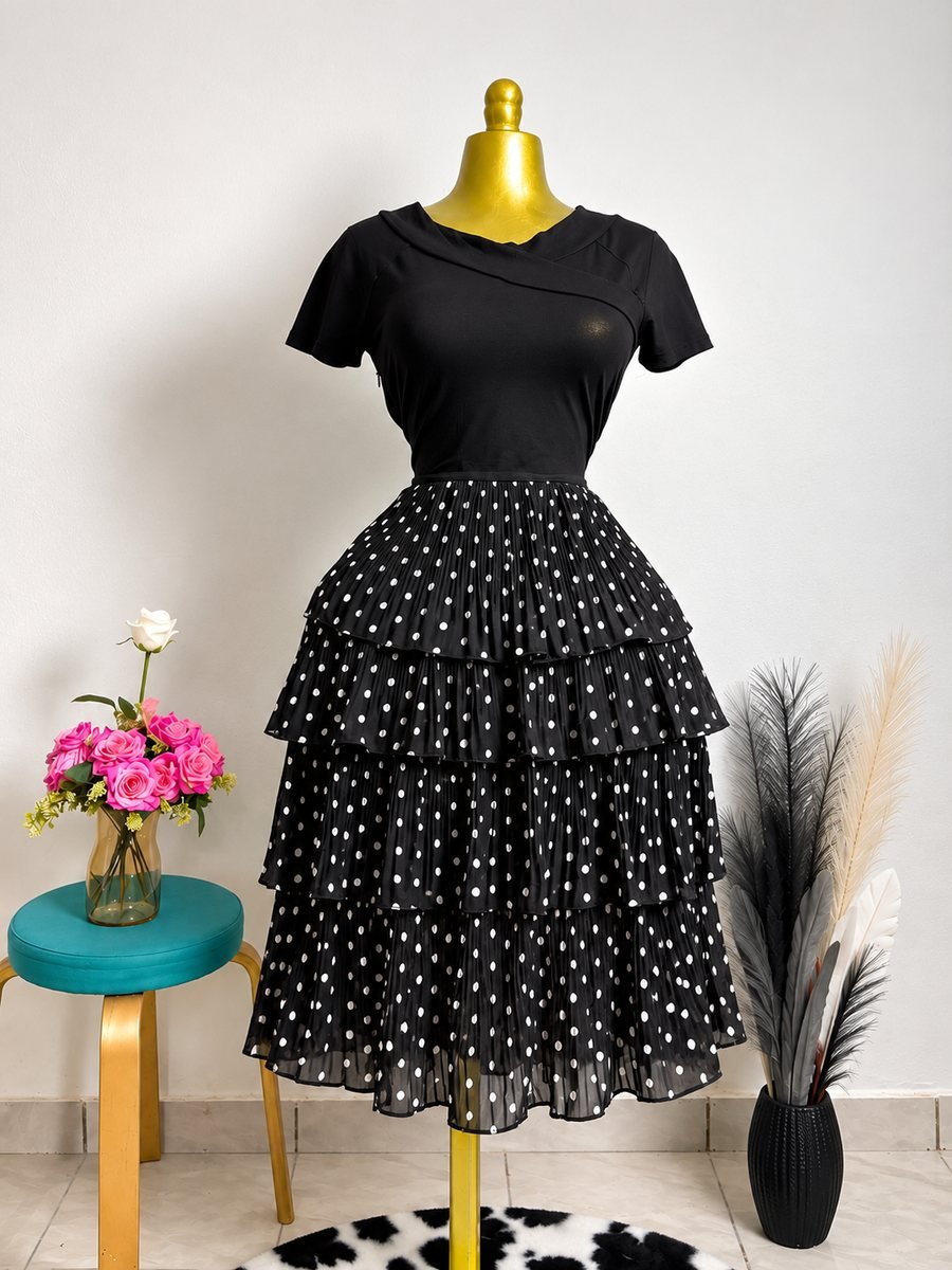 Robe noire à pois, jupe à volants