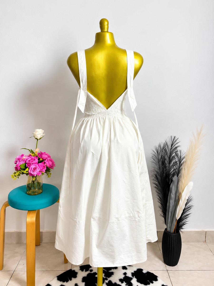 Robe blanche smockée dos nu