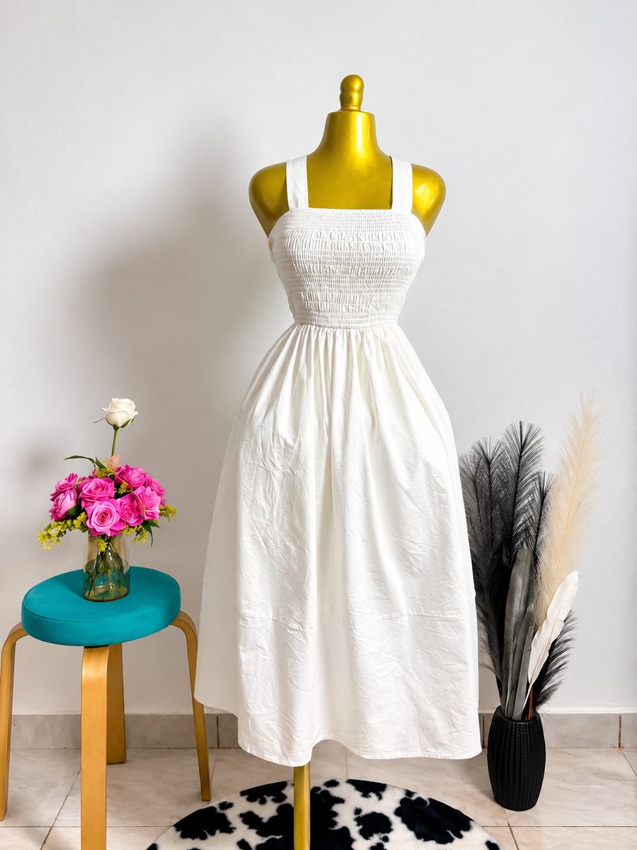 Robe blanche smockée dos nu