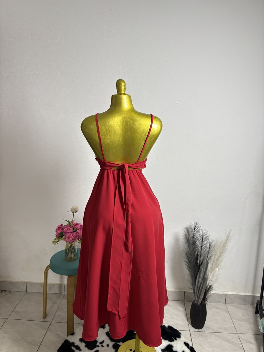 Robe midi rouge à fines bretelles