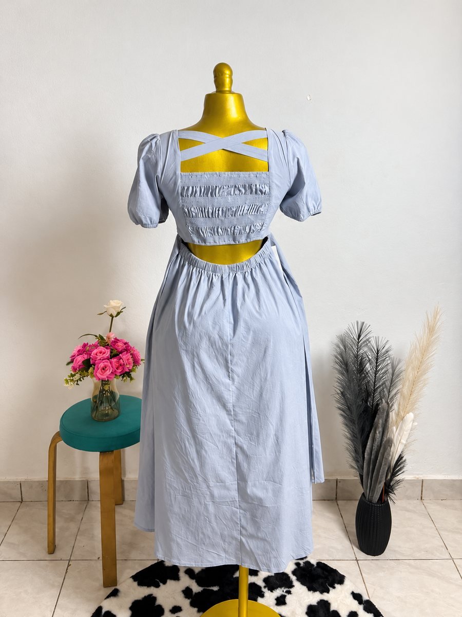 Robe bleu ciel encolure carrée
