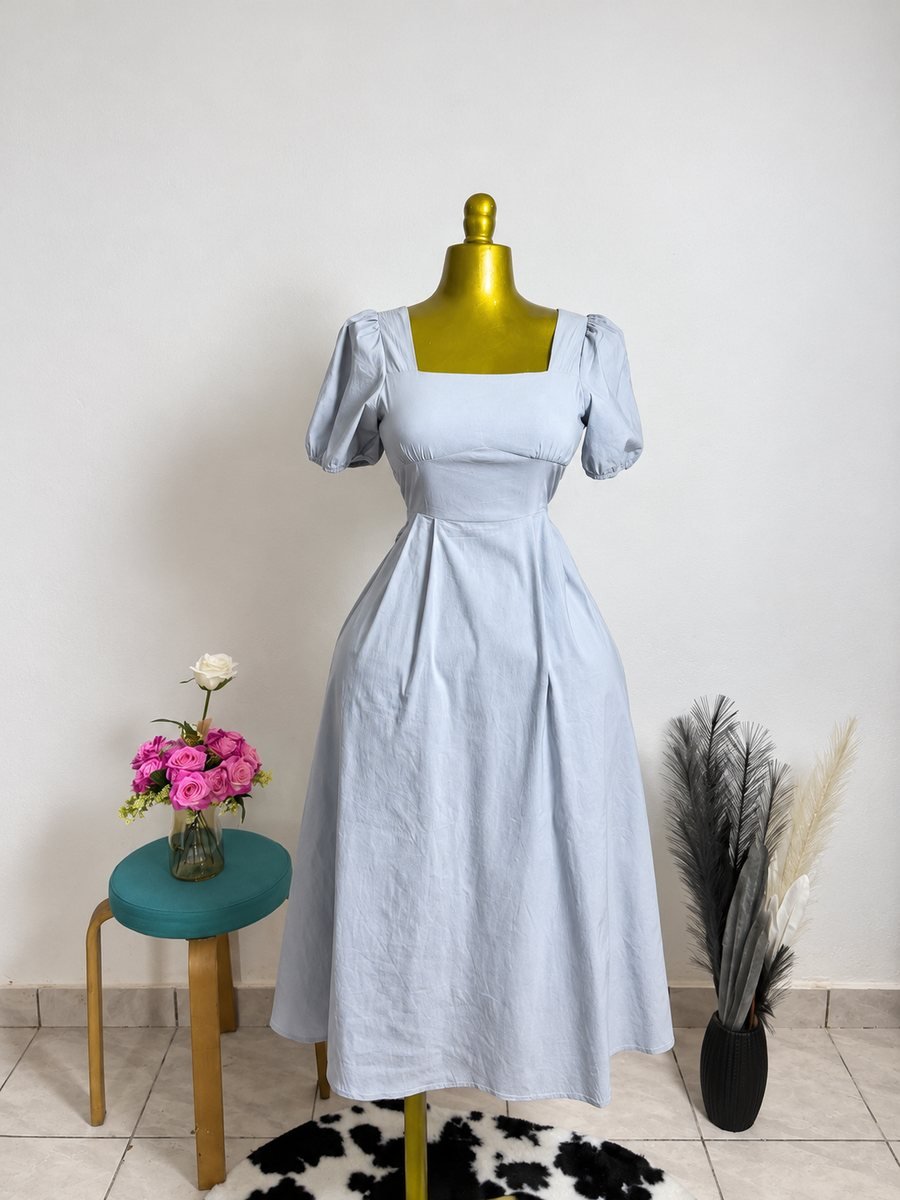 Robe bleu ciel encolure carrée
