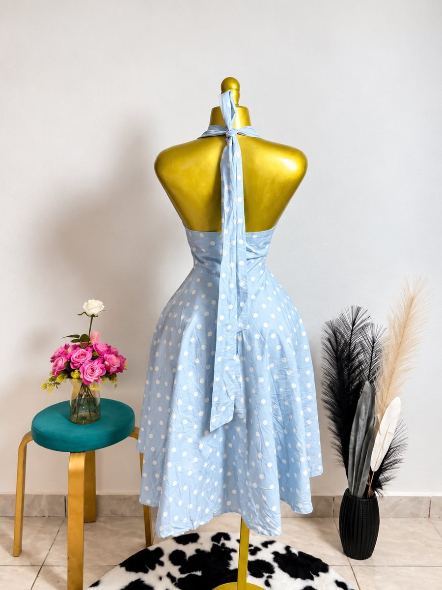 Robe à pois bleu ciel dos nu