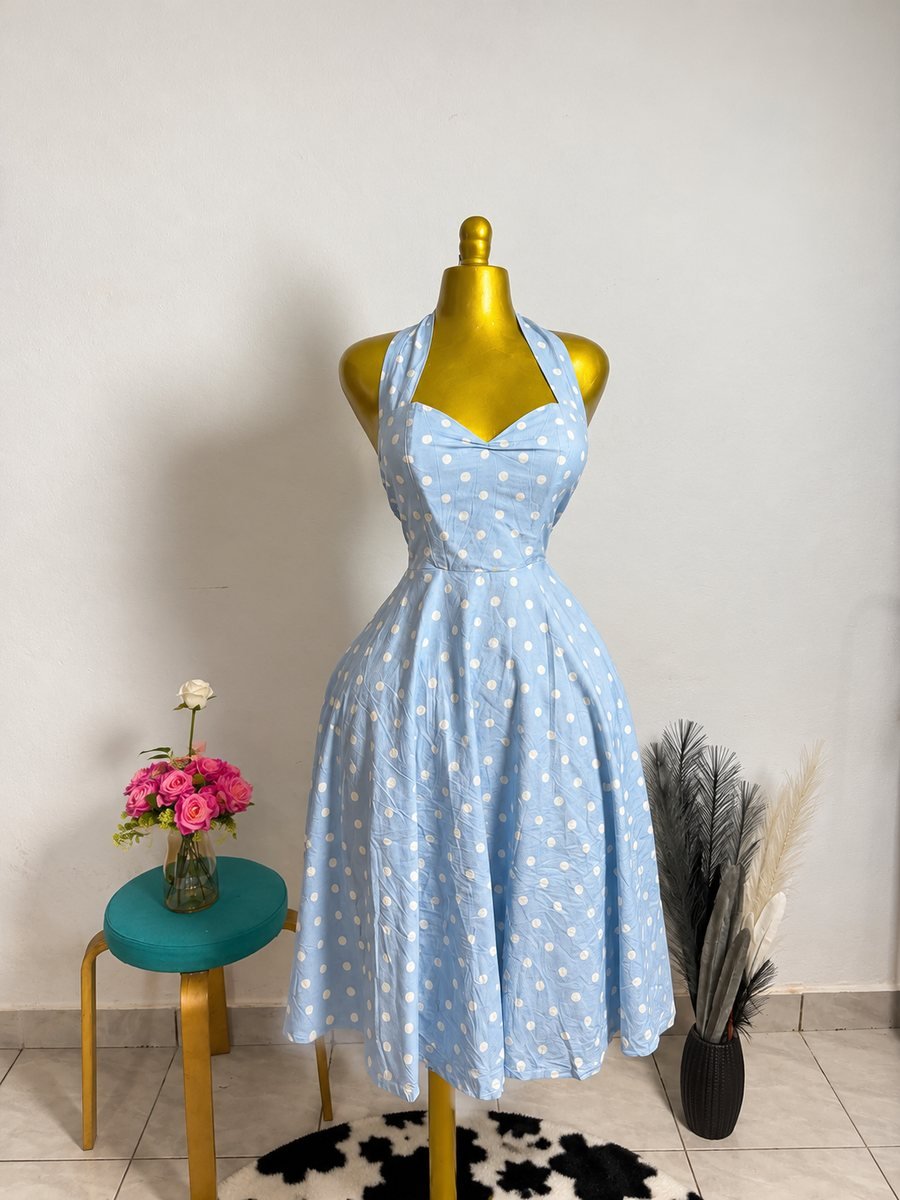 Robe à pois bleu ciel dos nu