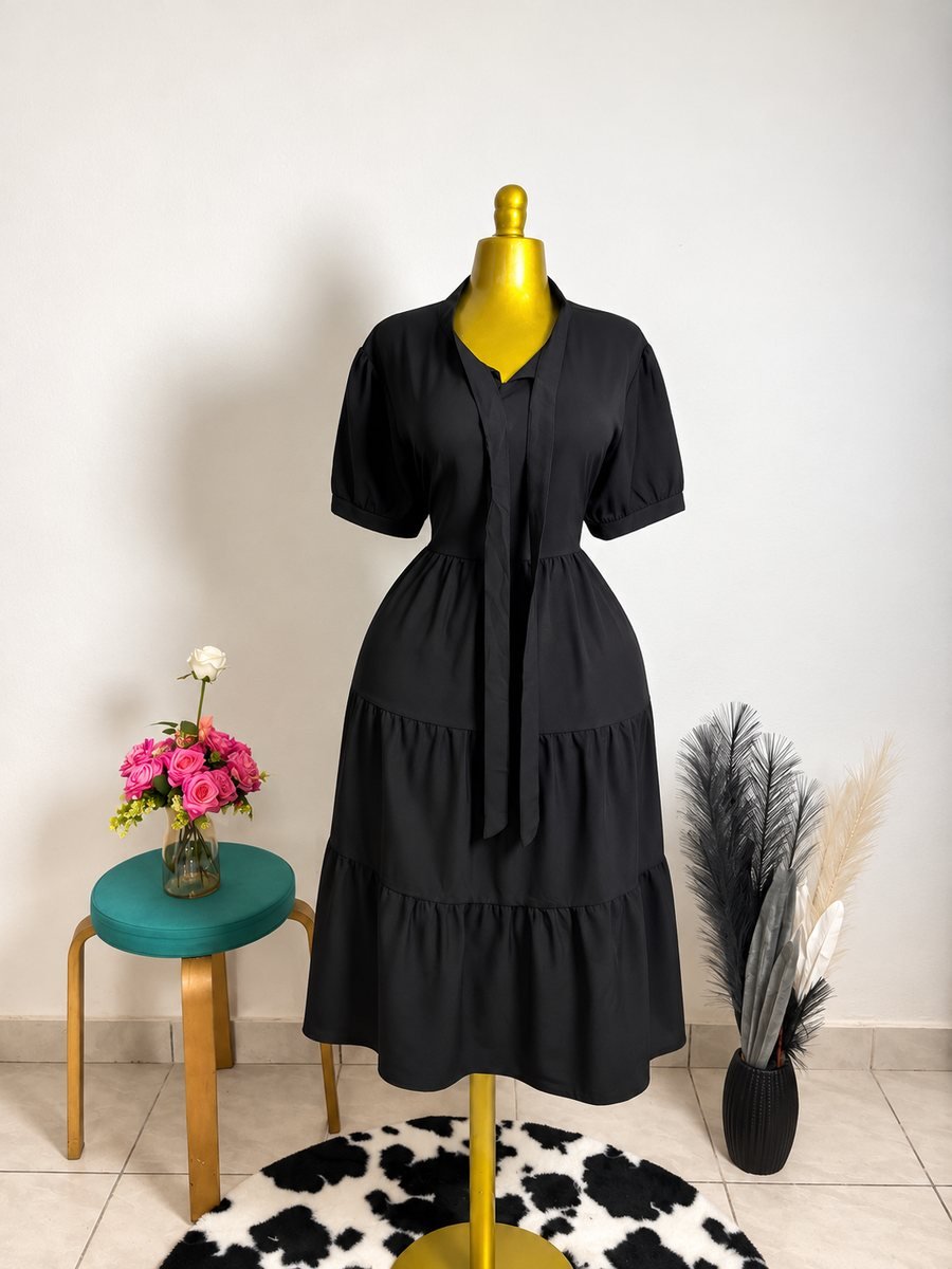 Robe noire col lavallière à volants