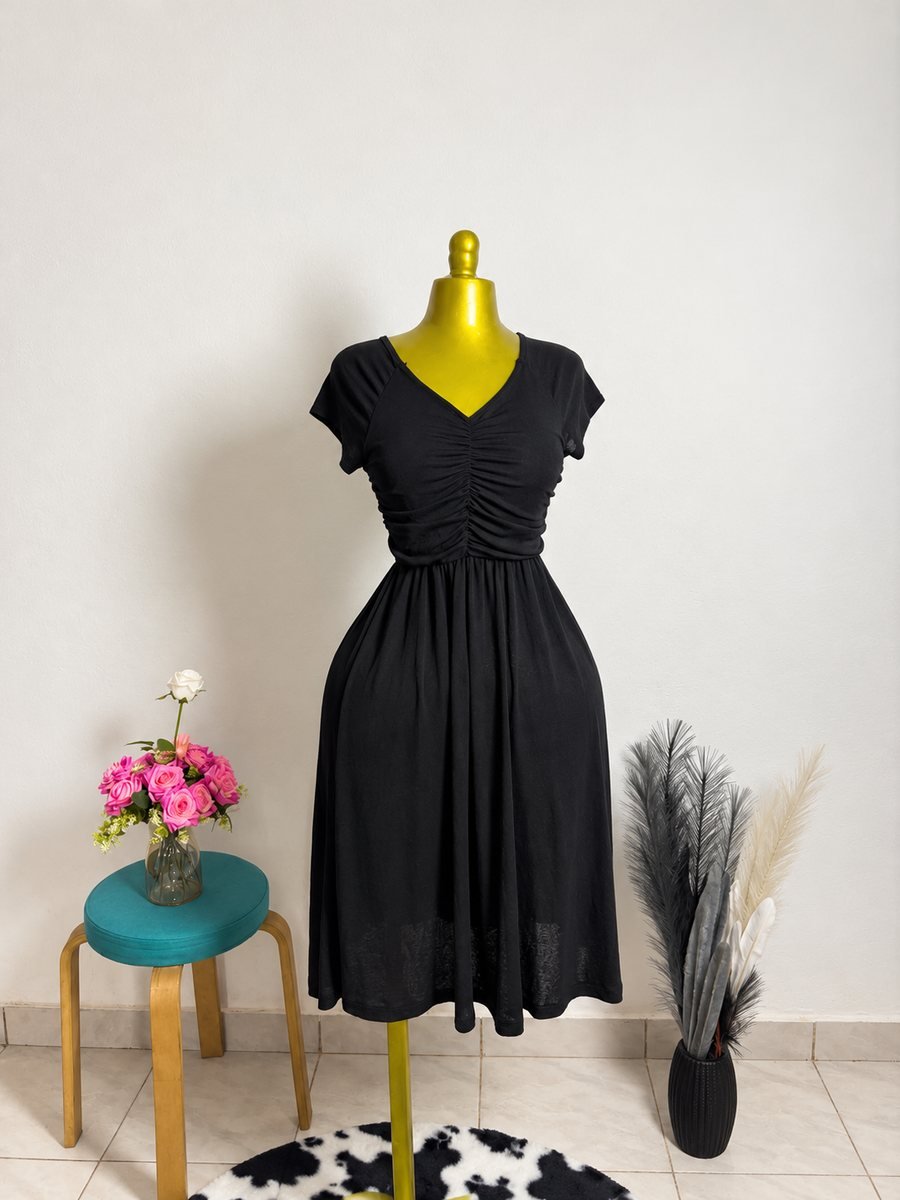 Robe noire froncée manches courtes