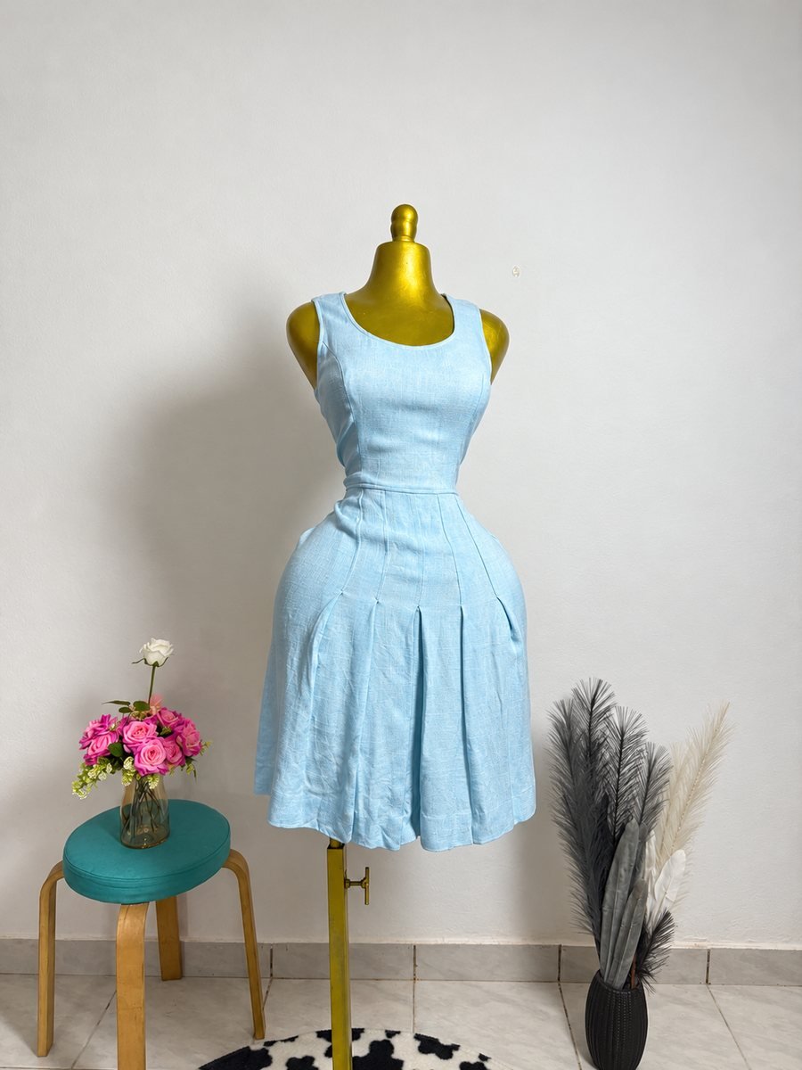 Robe bleu ciel plissée sans manches