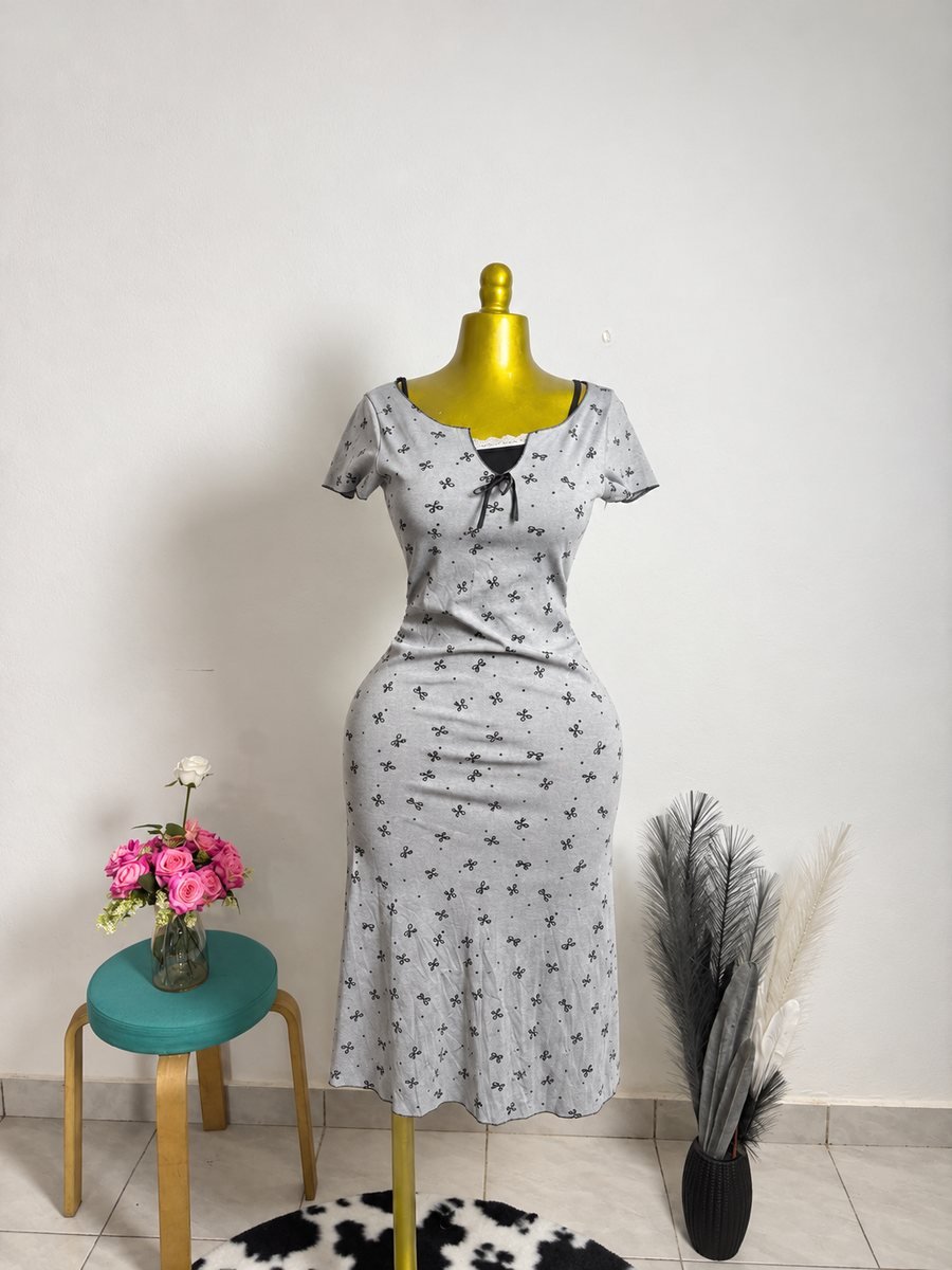 Robe grise fleurie manches courtes