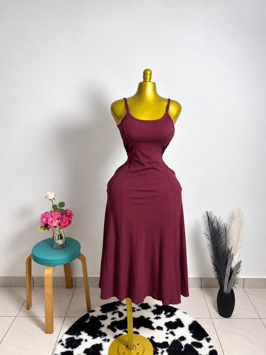 Robe bordeaux à fines bretelles