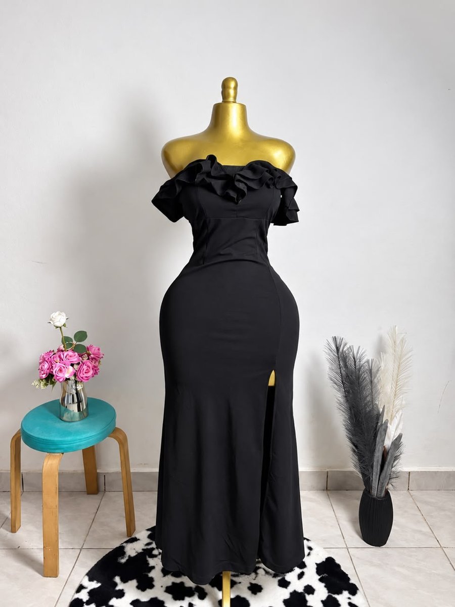 Robe noire longue épaules dénudées