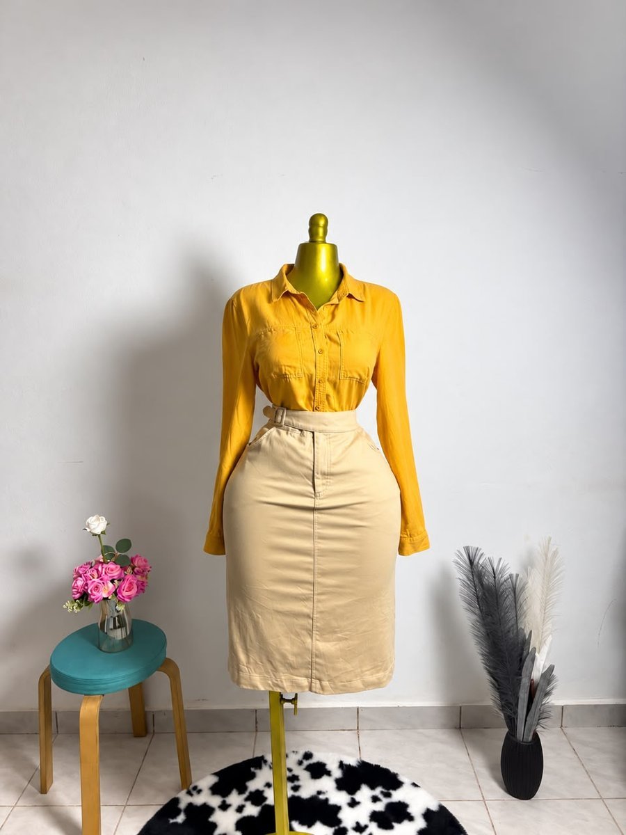 Ensemble chemise moutarde et jupe beige