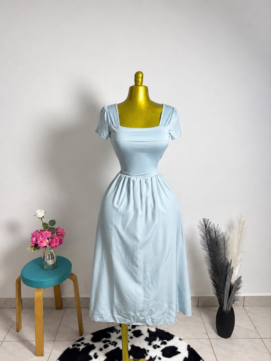 Robe longue bleu ciel manches courtes