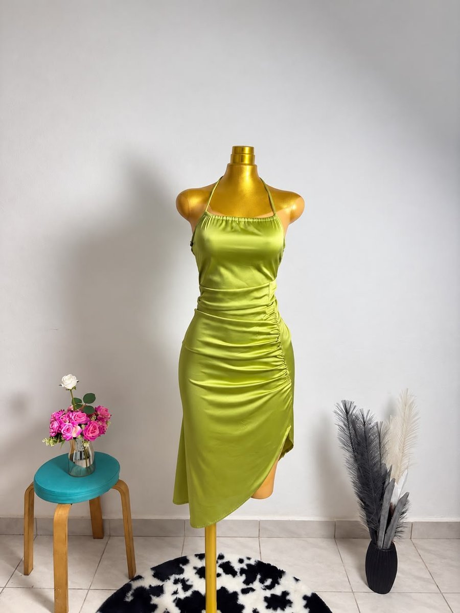 Robe satin vert anis dos nu