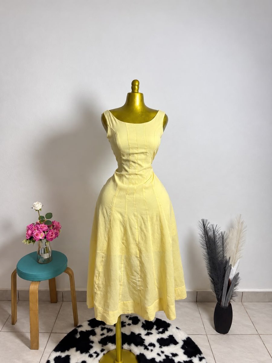 Robe longue jaune pâle sans manches